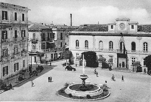 1957_piazzadiaz.jpg